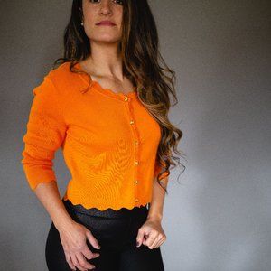 Super cute long sleeves scallop trim top